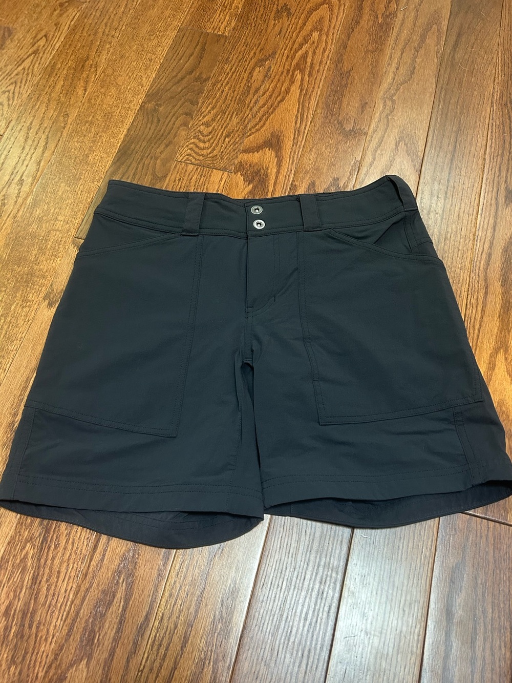 REI Co-Op Black Hiking Shorts with 2 Snap Closure Front Patch Pockets Size 6